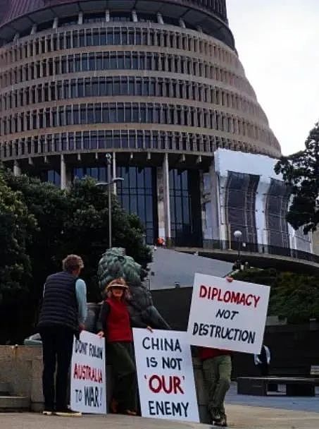 “我们不想和中国打仗！”新西兰国会正门口，突然出现这一幕（组图） - 1