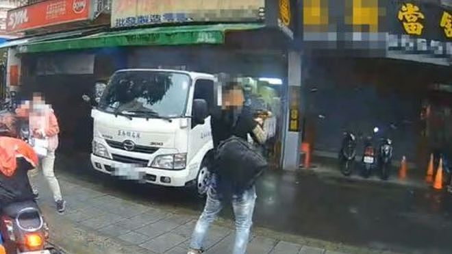 台湾17岁少年街头扫射42枪！警方称疑与竹联帮内部金钱纠纷有关（视频/组图） - 2