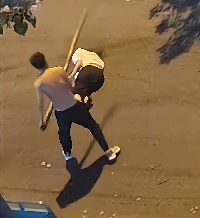 酒后争吵厮打，安徽男捡木棍当街狠殴女子被拘（组图） - 4