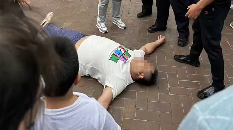 警方隨後趕到現場，男子卻突然倒在地上「躺平」。網片截圖