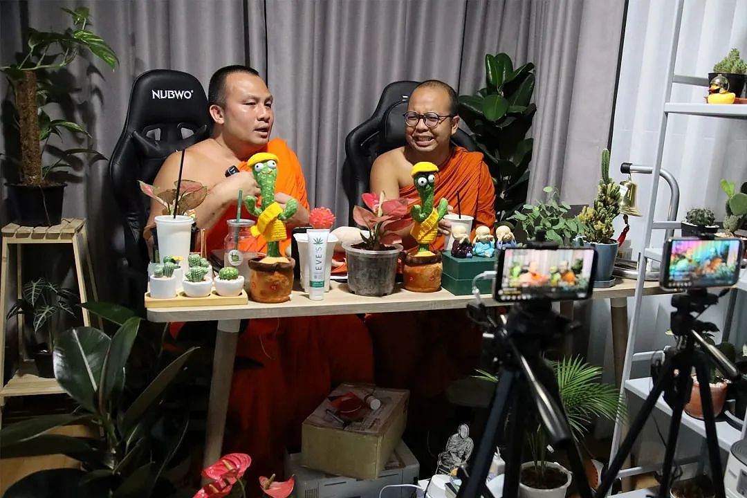 和尚当腻了？泰国僧人还俗当跨性别网红，喜提豪车和鲜肉男友…（组图） - 3