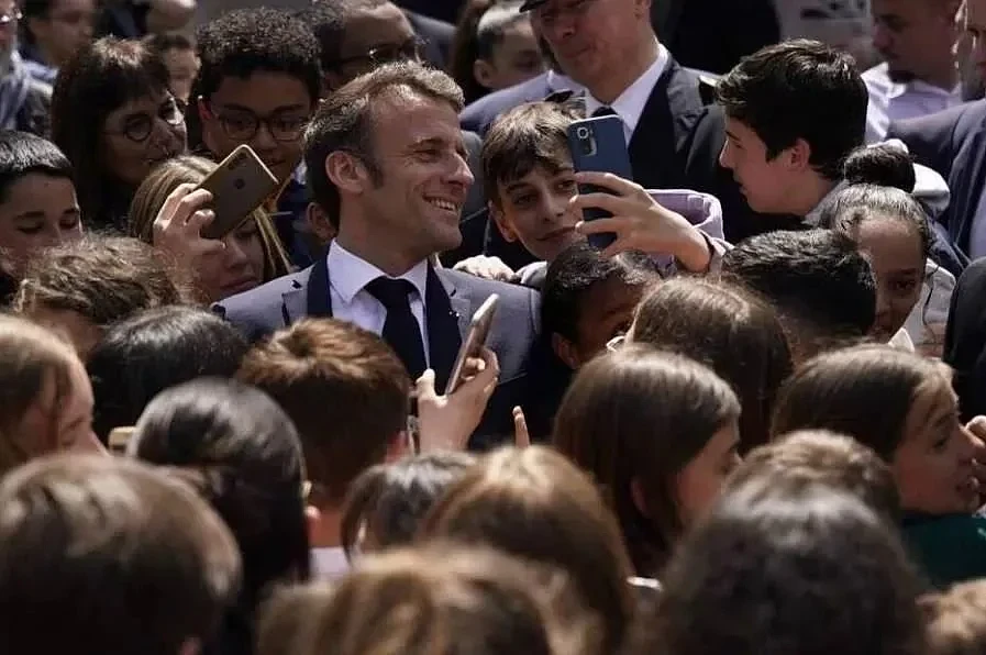 法国总统马克龙下基层，遭民众敲锅、扔鸡蛋“迎接”！硬气回应：决不辞职（视频/组图） - 5