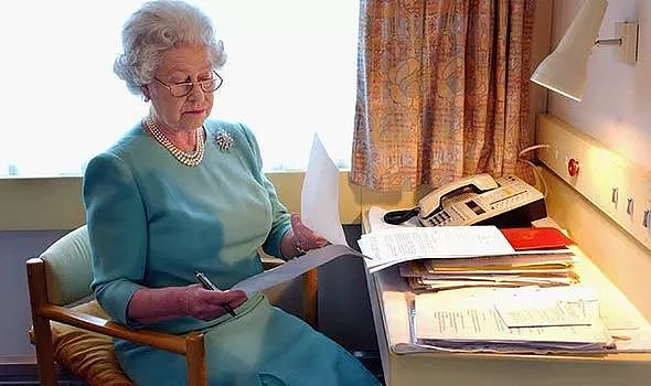 女王去世后首个生日，英媒追忆： 她工作到最后一刻！ 查尔斯：我还是很想妈妈...（组图） - 44