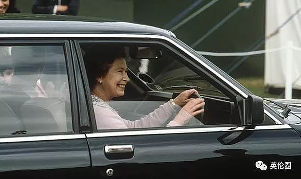 女王去世后首个生日，英媒追忆： 她工作到最后一刻！ 查尔斯：我还是很想妈妈...（组图） - 54