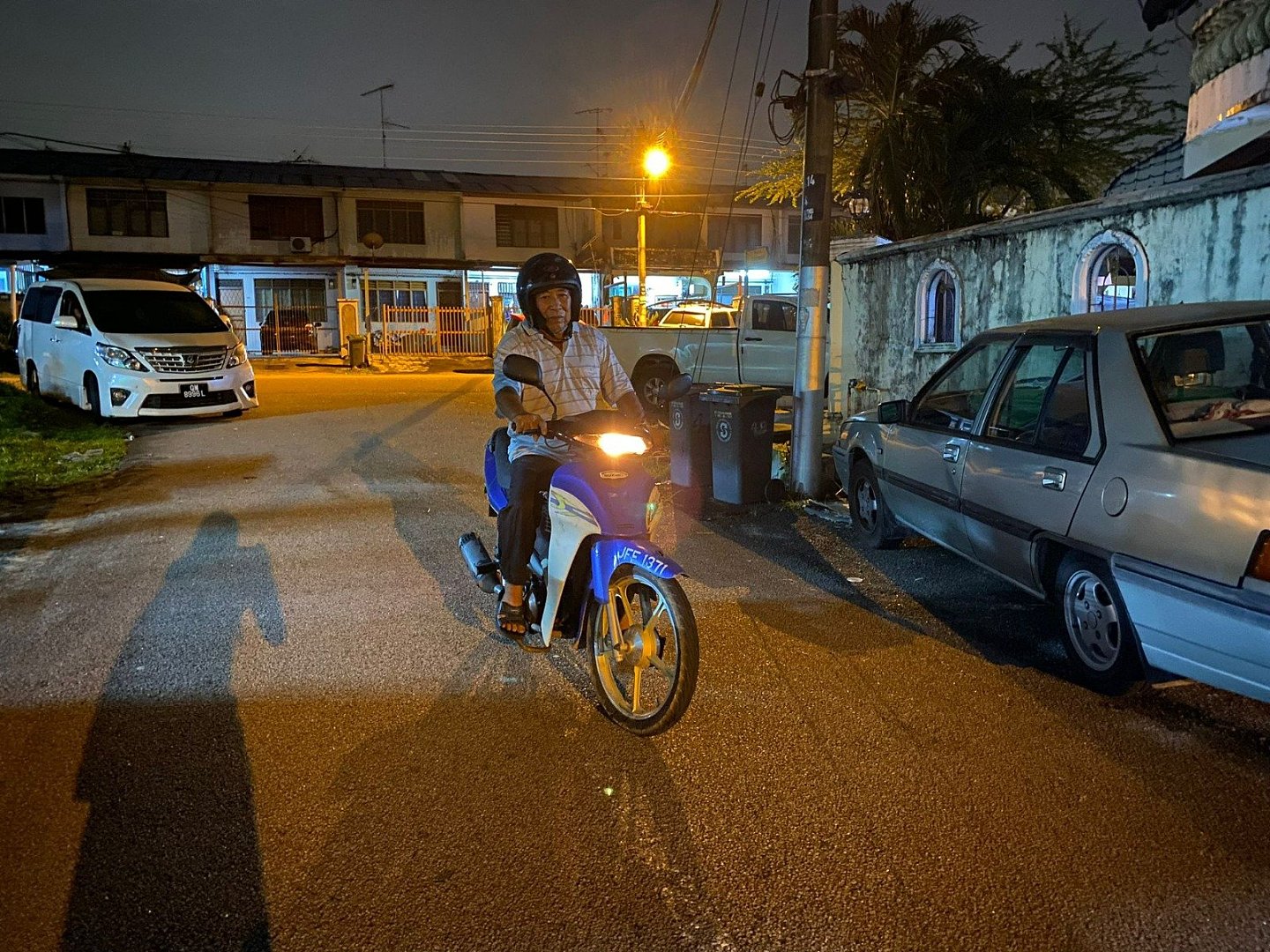 华裔老父亲感动全网！十年来每周凌晨从马来西亚骑摩托去新加坡，只为探监儿子（图） - 2