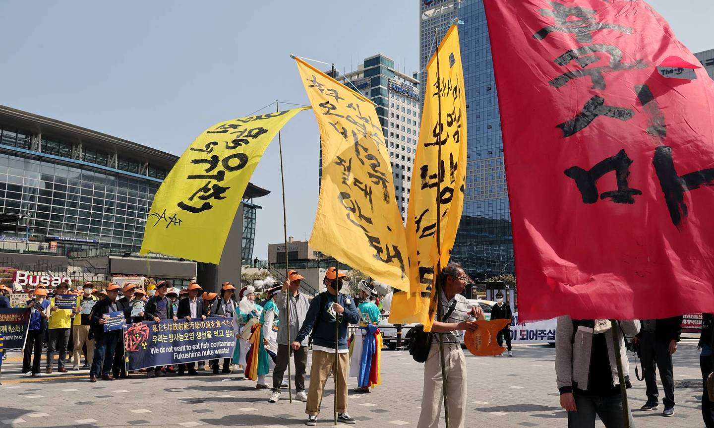 韩国百余市民团体在日本领事馆前怒批核污水排海（组图） - 3