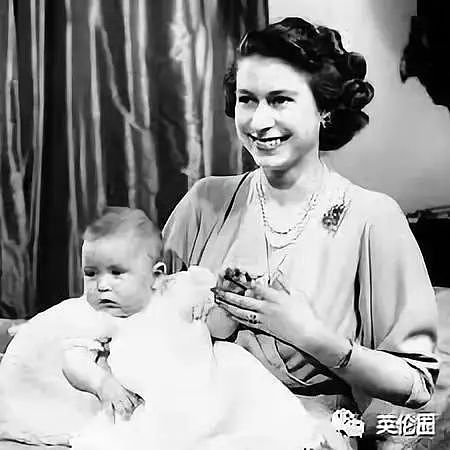 女王去世后首个生日，英媒追忆： 她工作到最后一刻！ 查尔斯：我还是很想妈妈...（组图） - 46