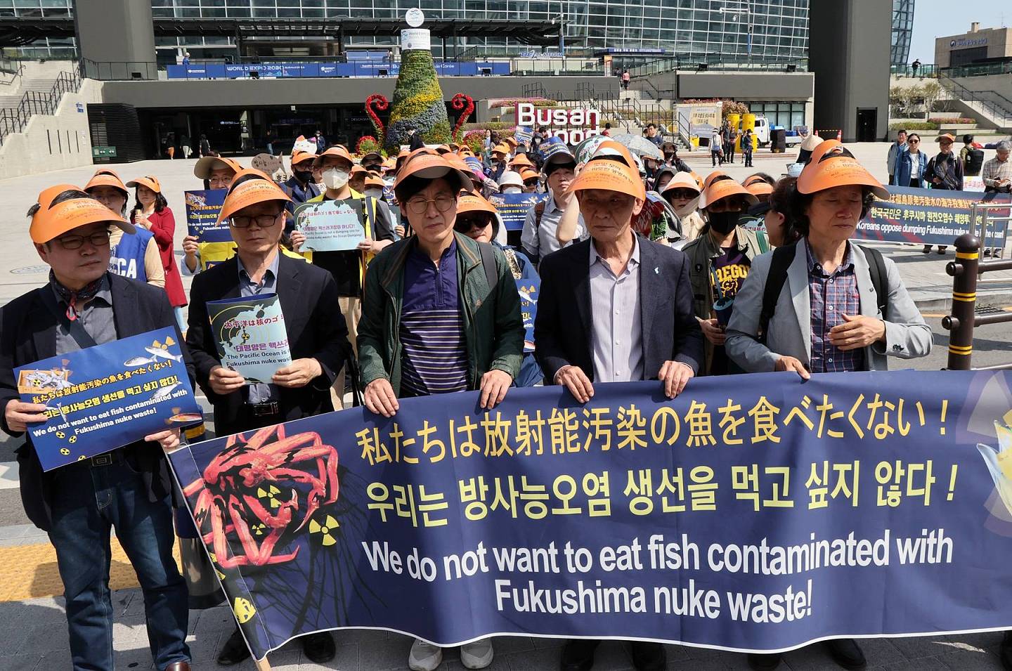 韩国百余市民团体在日本领事馆前怒批核污水排海（组图） - 1
