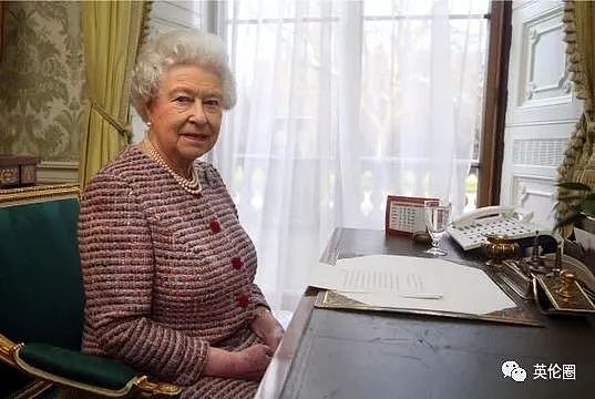 女王去世后首个生日，英媒追忆： 她工作到最后一刻！ 查尔斯：我还是很想妈妈...（组图） - 45