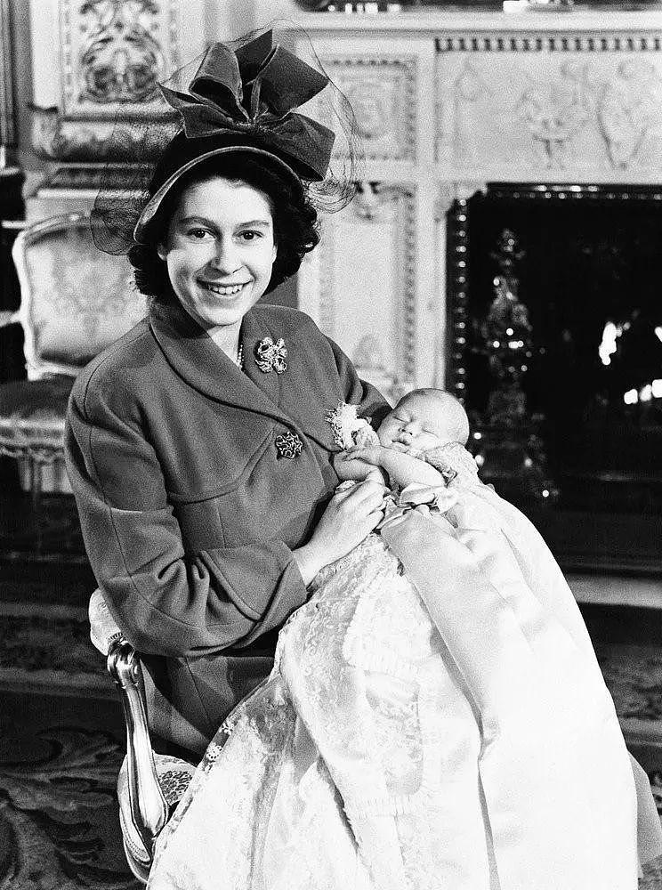 女王去世后首个生日，英媒追忆： 她工作到最后一刻！ 查尔斯：我还是很想妈妈...（组图） - 19