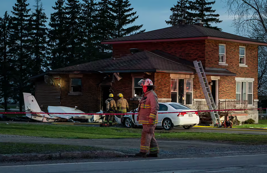 加拿大一架飞机坠毁居民区，砸中两栋民宅燃起大火，2名男子命危（组图） - 11