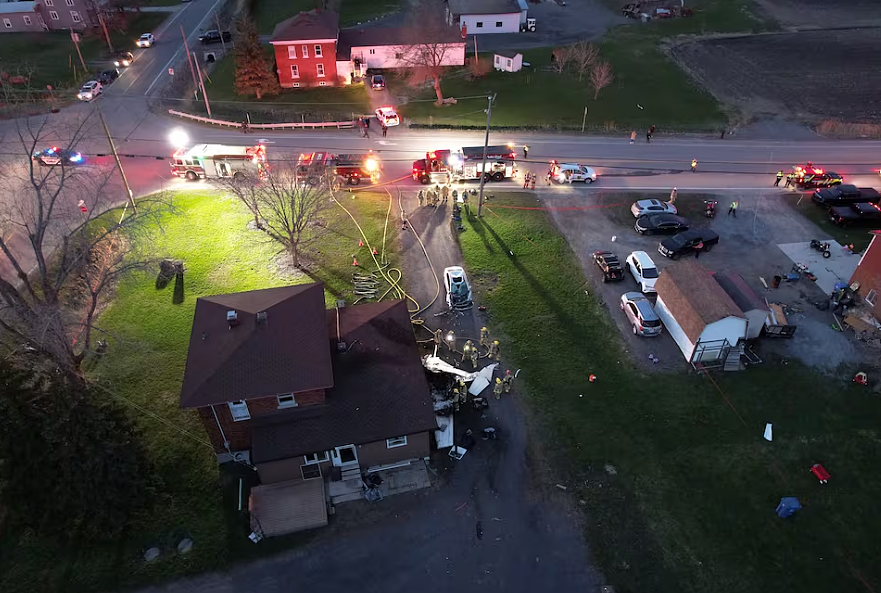 加拿大一架飞机坠毁居民区，砸中两栋民宅燃起大火，2名男子命危（组图） - 4