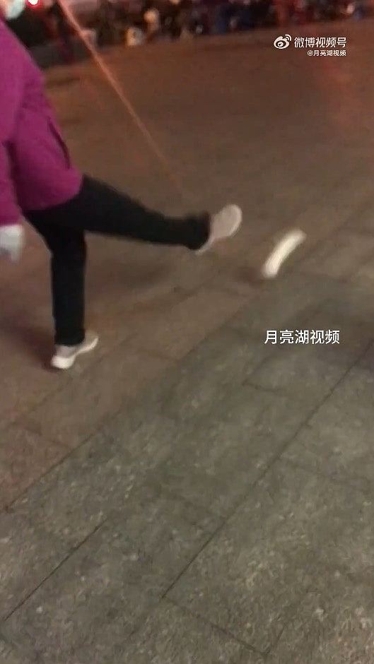 北京广场舞大妈争地盘踢飞年轻人滑板，倒地佯称心脏痛惹议（视频/组图） - 2