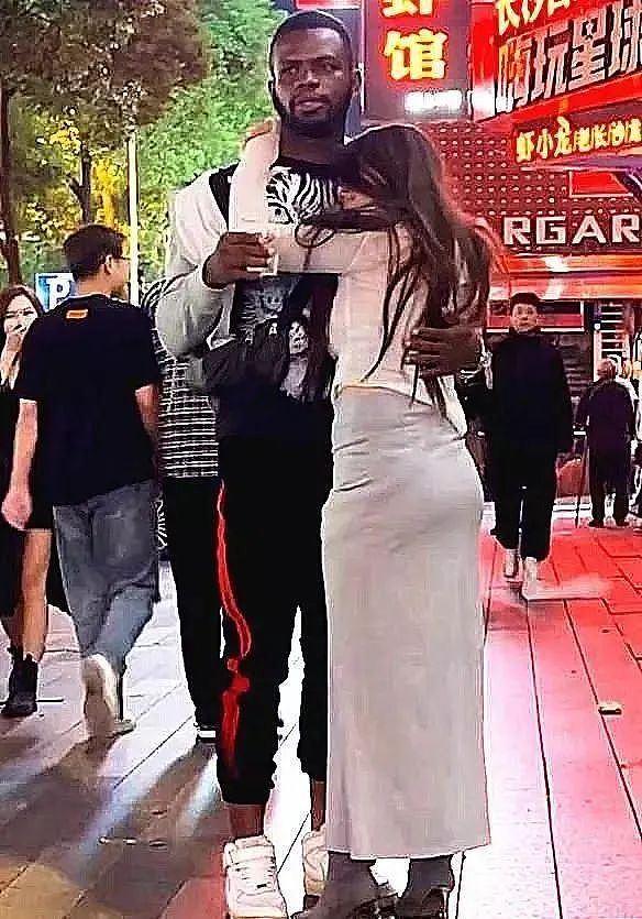 广州街头，非裔男子一巴掌扇向女生，女生一个趔趄跪地，过程毁三观（视频/组图） - 6