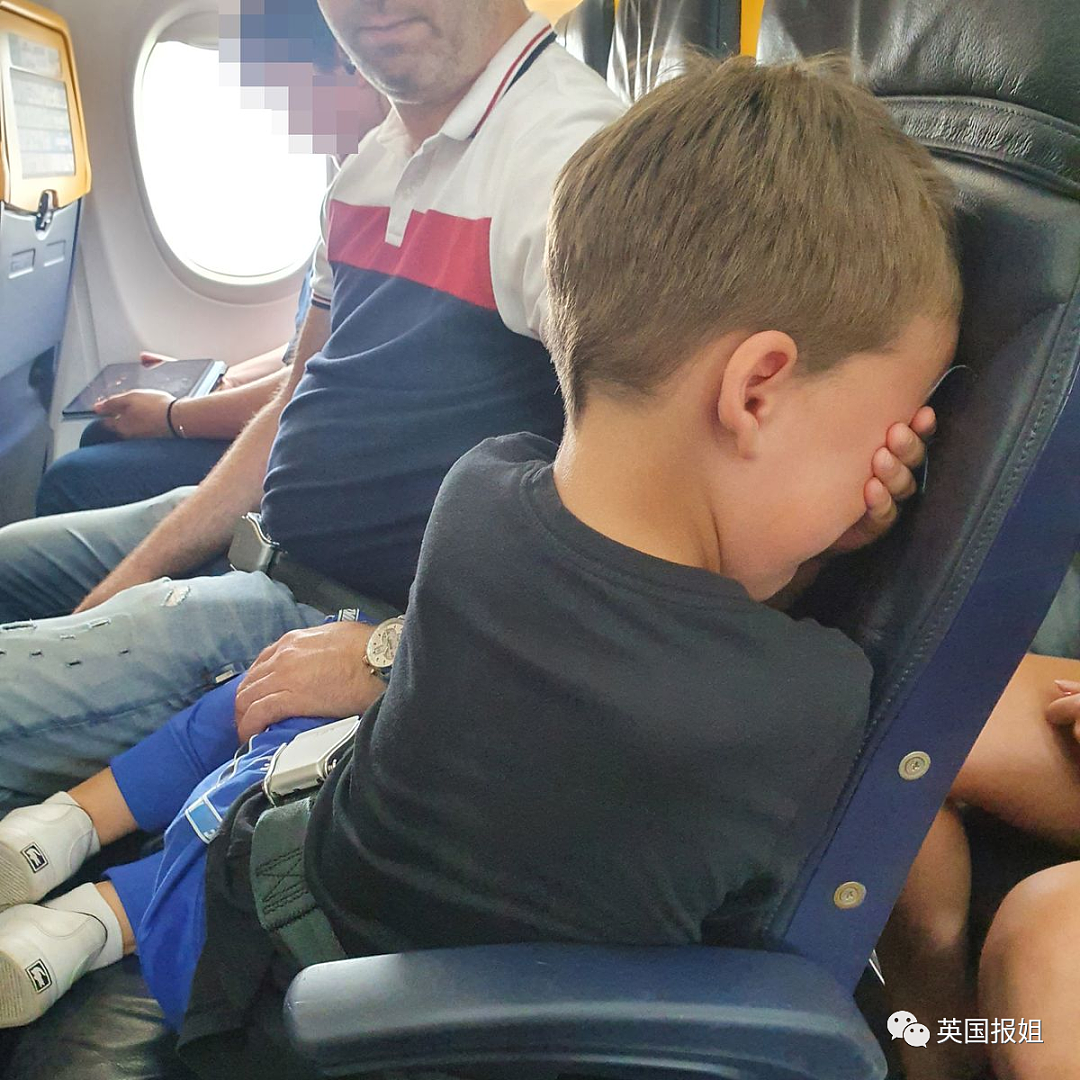 外网吵翻！婴儿飞机上哭闹45分钟，乘客崩溃怒骂被警察带走，有人骂他巨婴有人封他英雄…（组图） - 22