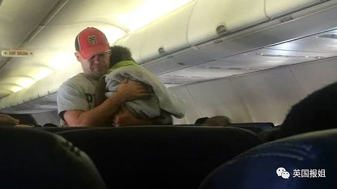 外网吵翻！婴儿飞机上哭闹45分钟，乘客崩溃怒骂被警察带走，有人骂他巨婴有人封他英雄…（组图） - 21
