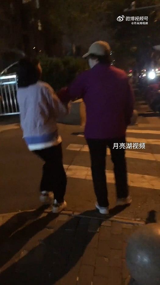 北京广场舞大妈争地盘踢飞年轻人滑板，倒地佯称心脏痛惹议（视频/组图） - 4