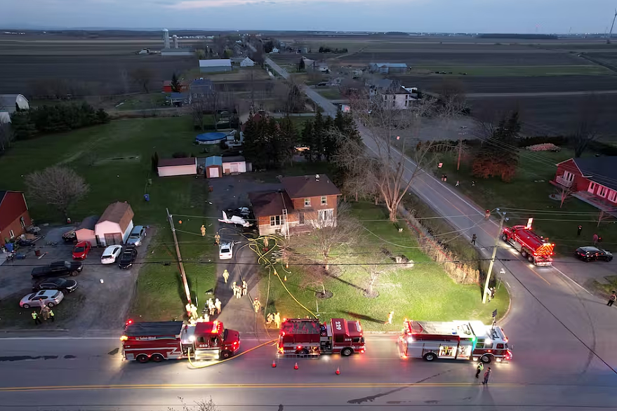加拿大一架飞机坠毁居民区，砸中两栋民宅燃起大火，2名男子命危（组图） - 5