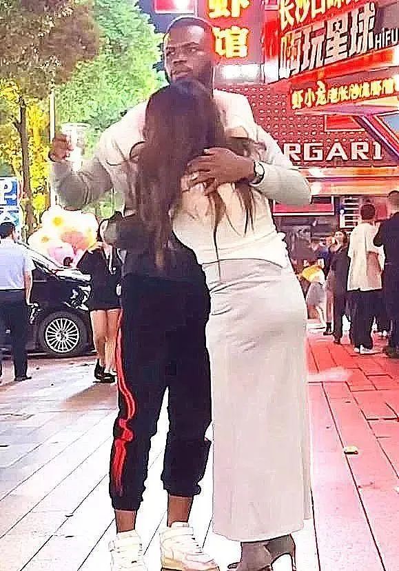 广州街头，非裔男子一巴掌扇向女生，女生一个趔趄跪地，过程毁三观（视频/组图） - 7