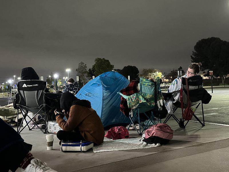 疯狂追韩星，500少女露宿街头，满是帐篷、睡袋、折叠椅（视频/组图） - 2