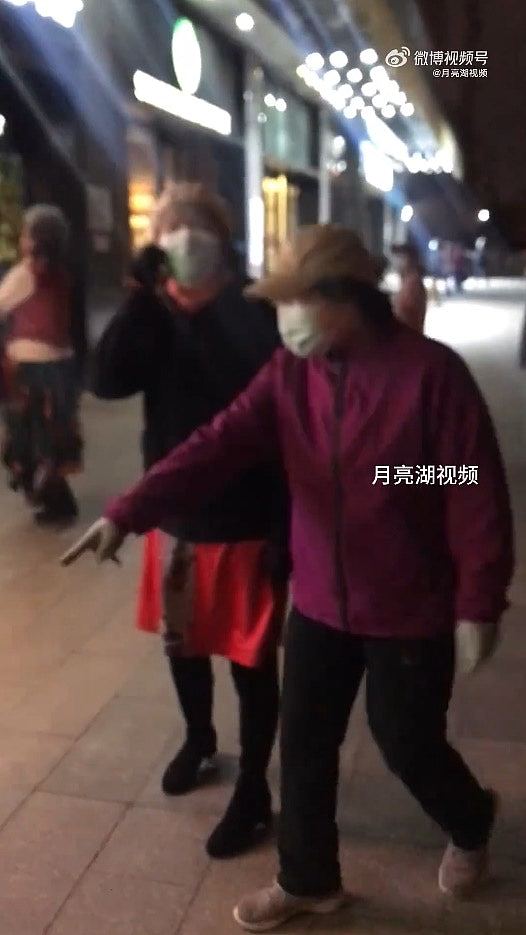北京广场舞大妈争地盘踢飞年轻人滑板，倒地佯称心脏痛惹议（视频/组图） - 3