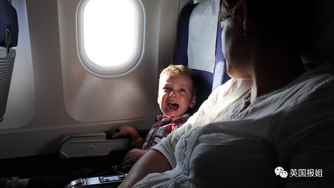 外网吵翻！婴儿飞机上哭闹45分钟，乘客崩溃怒骂被警察带走，有人骂他巨婴有人封他英雄…（组图） - 2