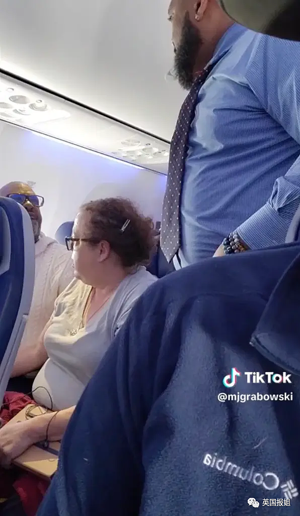 外网吵翻！婴儿飞机上哭闹45分钟，乘客崩溃怒骂被警察带走，有人骂他巨婴有人封他英雄…（组图） - 7