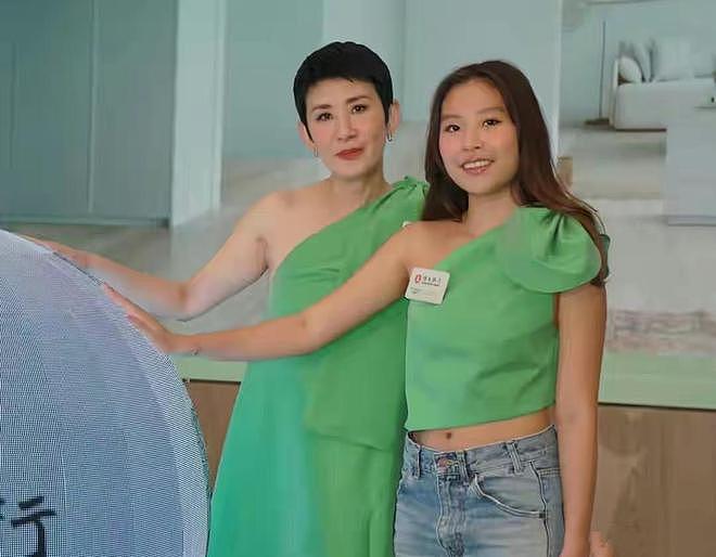 吴君如女儿正式出道，与妈妈一同拍摄广告，长相身材惨遭网友嘲讽（组图） - 1
