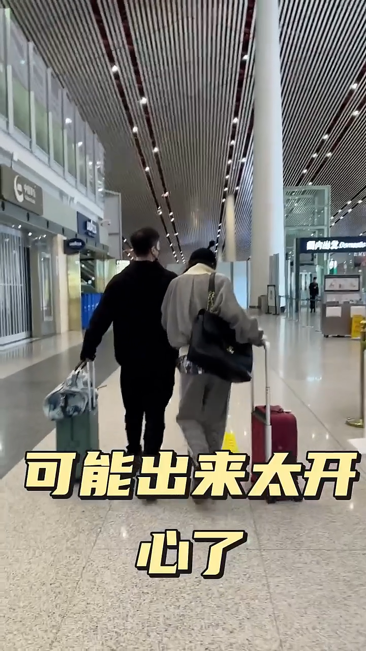 赵本山女儿球球和老公抵达澳洲度蜜月，机场内大幅欢迎海报抢镜（组图） - 4