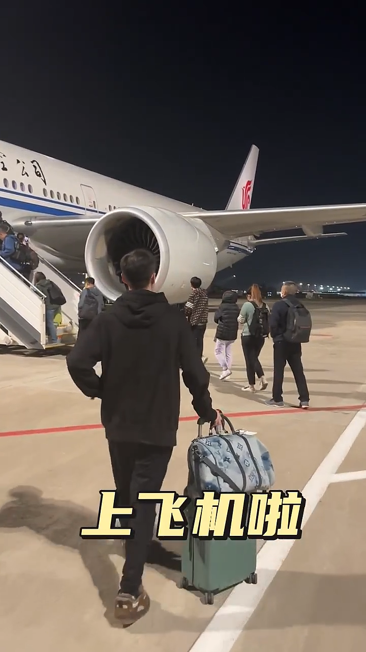 赵本山女儿球球和老公抵达澳洲度蜜月，机场内大幅欢迎海报抢镜（组图） - 6