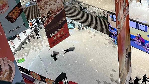 上海闵行一男子商场跳楼身亡砸伤顾客！警方：正在进一步调查（组图） - 1