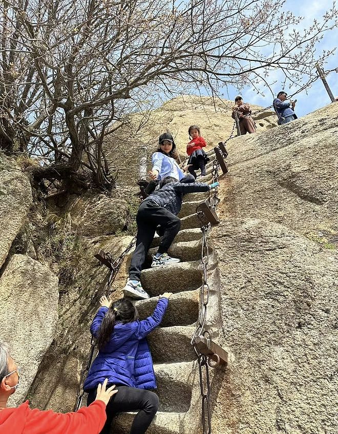 郭晶晶晒西安旅行照，带3个年幼子女爬华山，坡度陡峭引众人佩服（组图） - 3