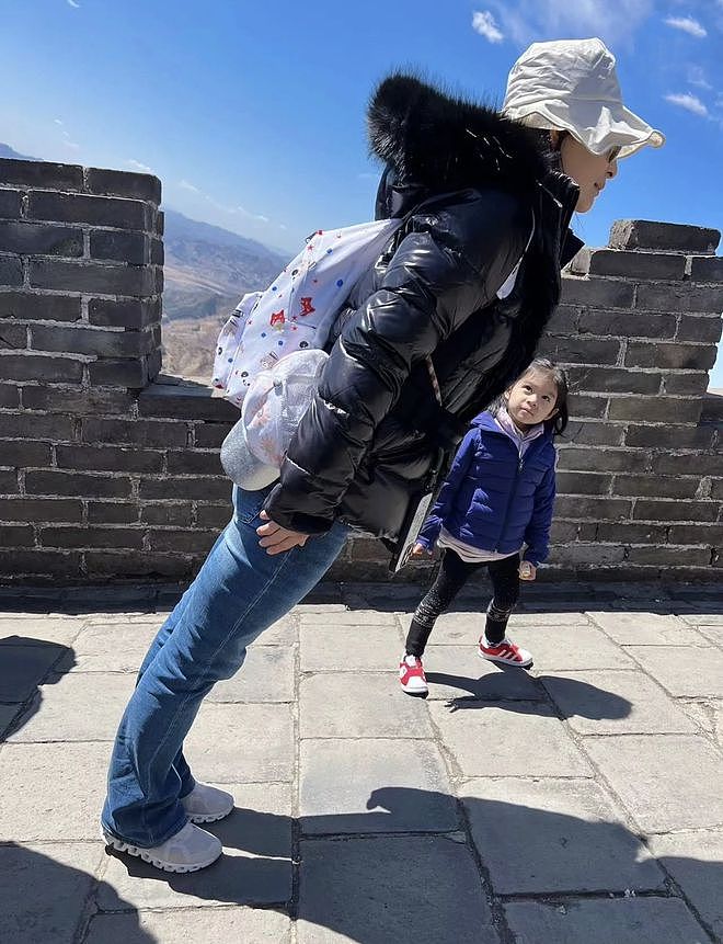 郭晶晶晒西安旅行照，带3个年幼子女爬华山，坡度陡峭引众人佩服（组图） - 17