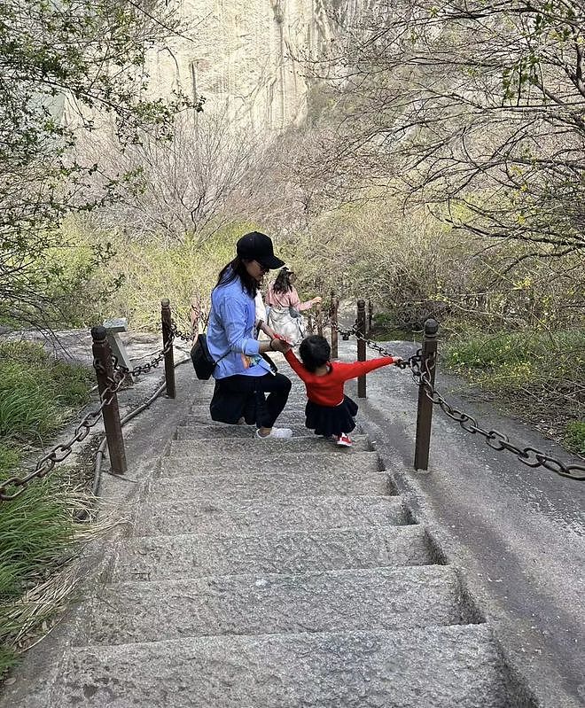 郭晶晶晒西安旅行照，带3个年幼子女爬华山，坡度陡峭引众人佩服（组图） - 5