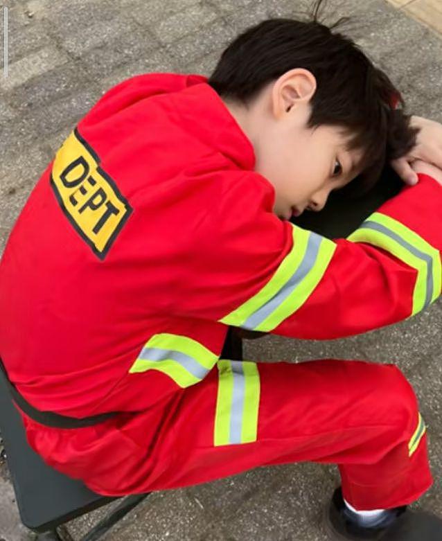 霍思燕9岁儿子cos消防员，嗯哼嘴巴微凸，再被质疑是腺样体面容（组图） - 6
