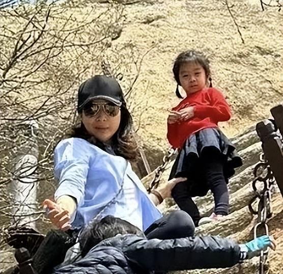 郭晶晶晒西安旅行照，带3个年幼子女爬华山，坡度陡峭引众人佩服（组图） - 4
