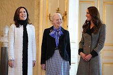 凯特王妃与丹麦女王合影时站姿引热议，网友：这才是真正的贵族（组图）