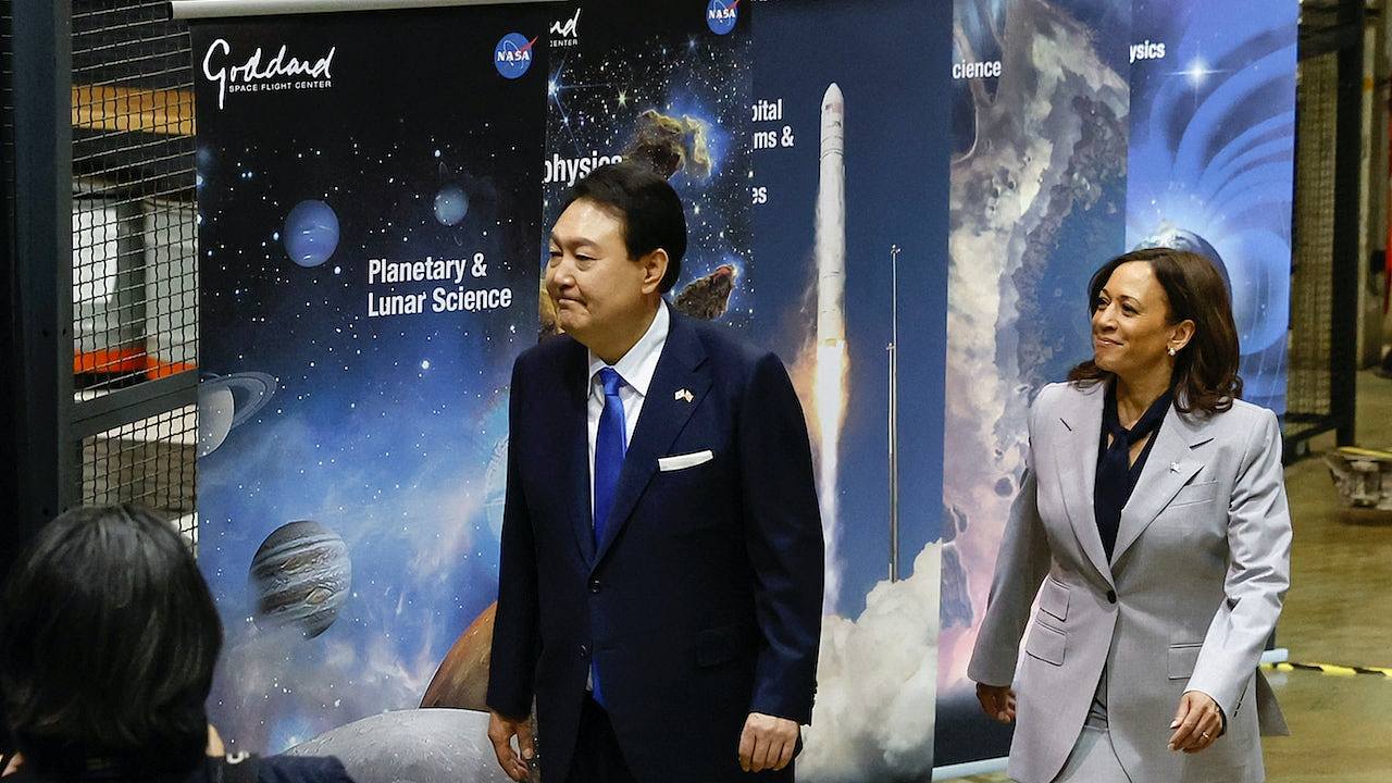 尹锡悦访美与贺锦丽参观NASA，宣布韩国参与美国登月计划（图） - 1