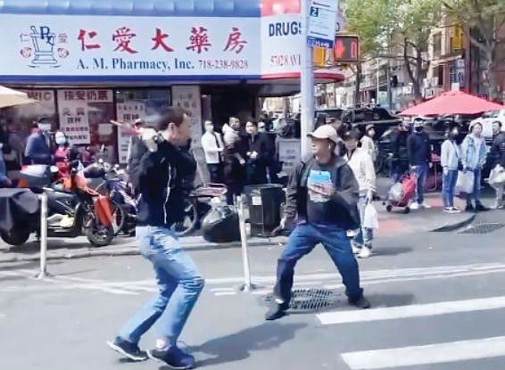 两华人男子当街持刀武斗，一人被砍伤！竟是因为这件小事儿......（组图） - 1