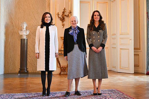 凯特王妃与丹麦女王合影时站姿引热议，网友：这才是真正的贵族（组图） - 1
