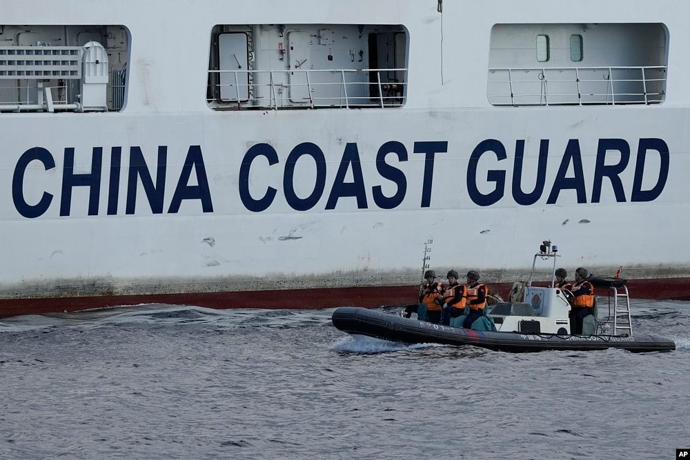 南中国海再出险状：中国海警船拦阻菲律宾海警船，差点撞船（组图） - 2