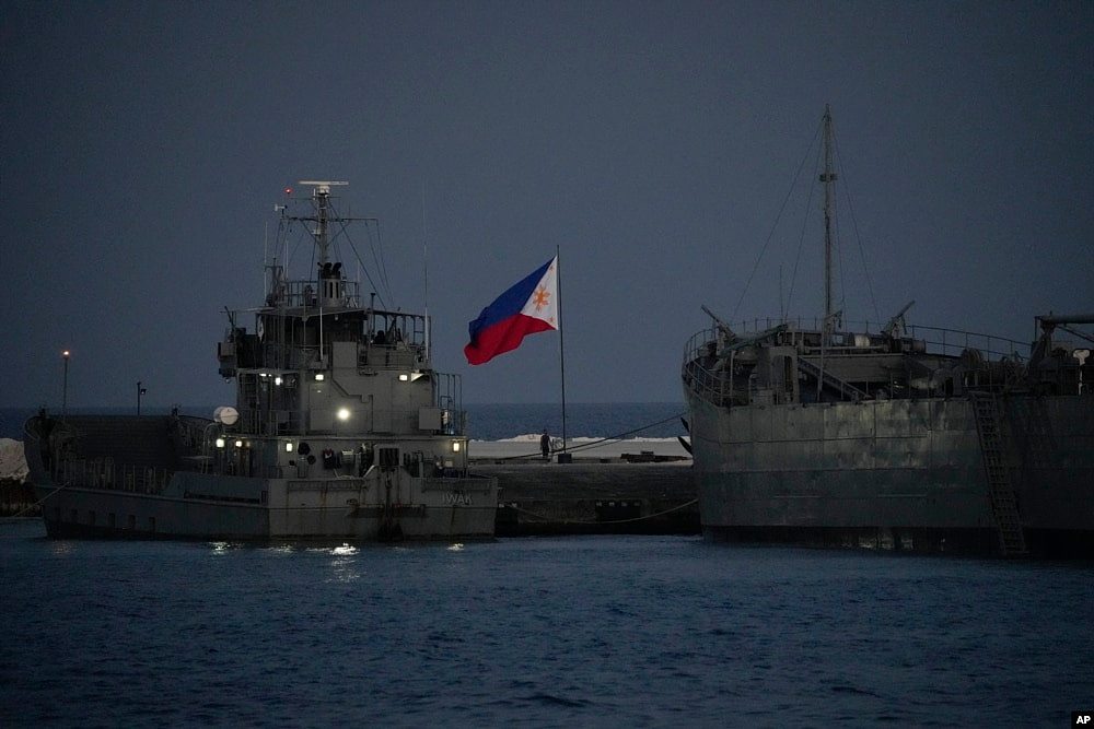 南中国海再出险状：中国海警船拦阻菲律宾海警船，差点撞船（组图） - 3