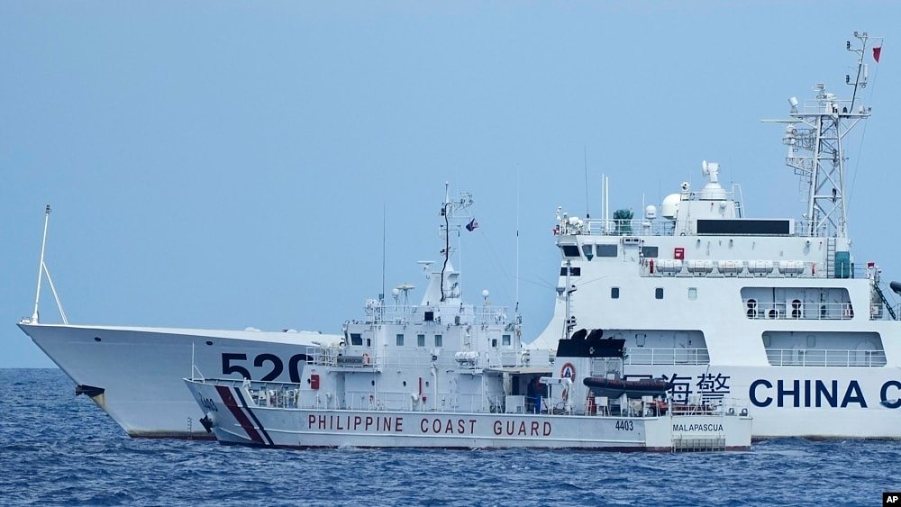 南中国海再出险状：中国海警船拦阻菲律宾海警船，差点撞船（组图） - 1