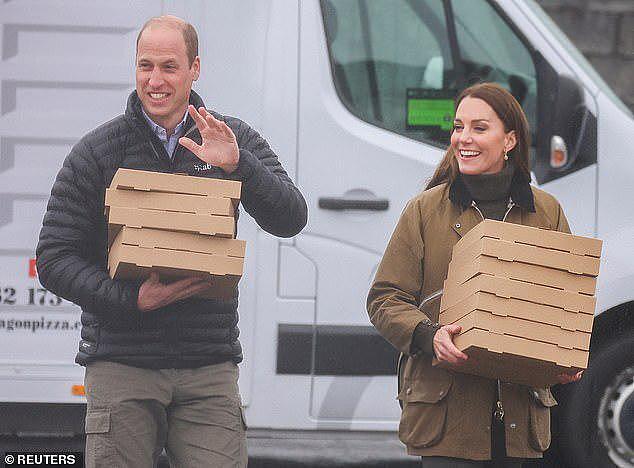 凯特在威尔士街头买披萨，捧的盒子比威廉的多，王妃很宠夫吗（组图） - 1