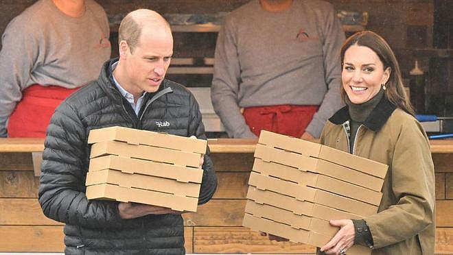 凯特在威尔士街头买披萨，捧的盒子比威廉的多，王妃很宠夫吗（组图） - 3