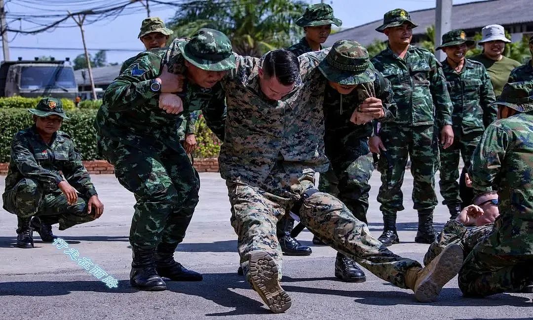 泰国征兵现场“美女如云”！可爱萝莉、性感女神齐亮相；网友：大开眼界（组图） - 18