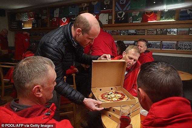 凯特在威尔士街头买披萨，捧的盒子比威廉的多，王妃很宠夫吗（组图） - 4