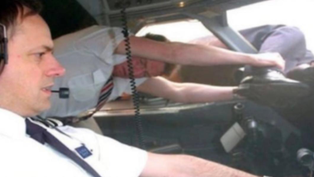 驾驶舱玻璃碎！机师遭吸出窗外，空服员伸手抓住幸运降落（组图） - 1