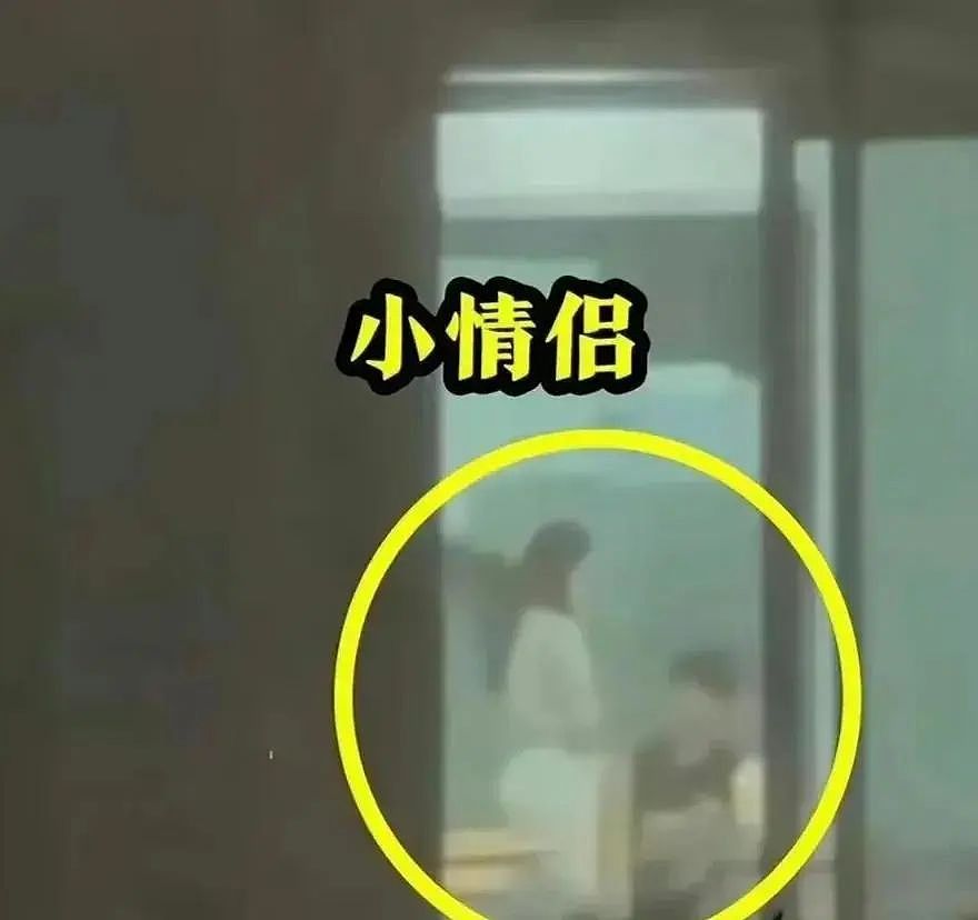 四川传媒学院被曝丑闻！情侣在教室开车不关灯，4分5秒视频流出（组图） - 2
