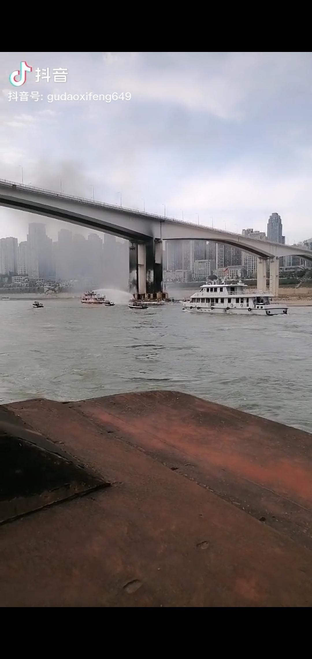 重庆一大桥桥墩起火，现场浓烟滚滚，传有人员受伤，官方否认（组图） - 6